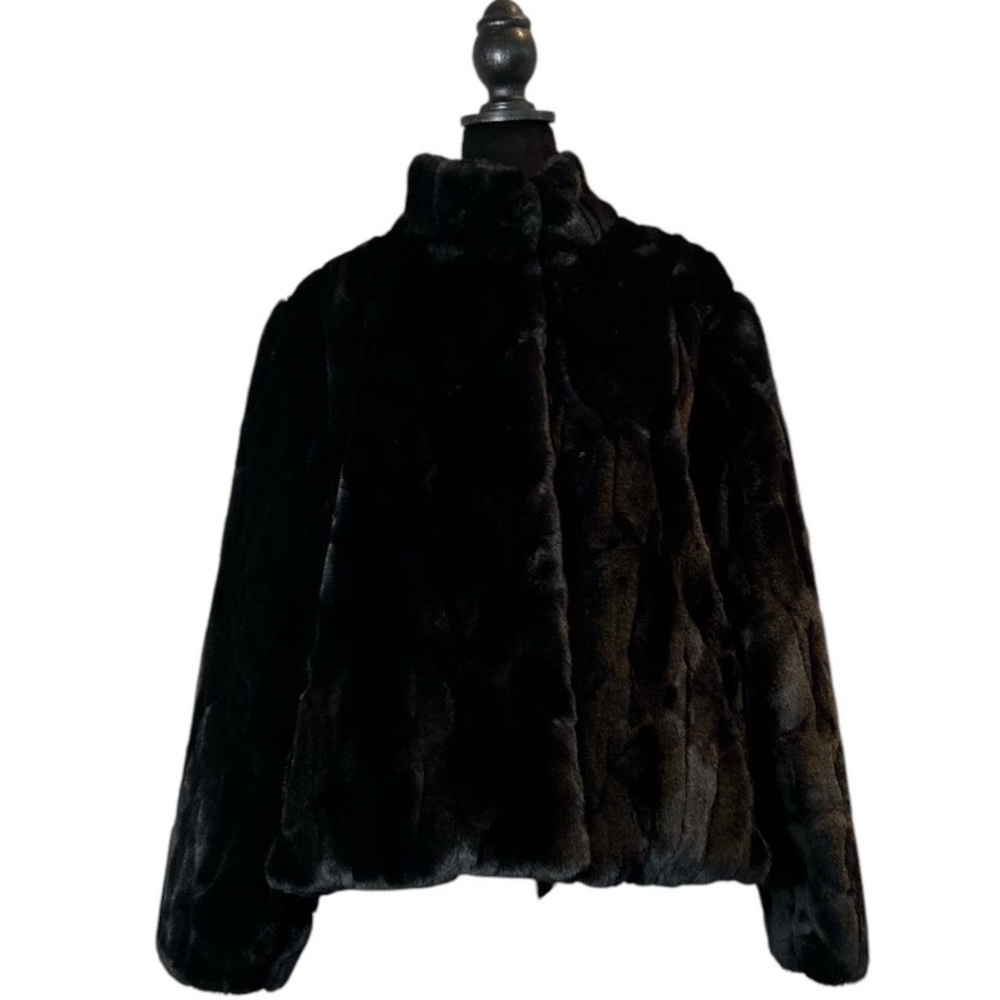 Dennis Basso NWOT Black Faux Fur XL Clip Closures with Pockets/1 Inside 🤩 🥰🤗